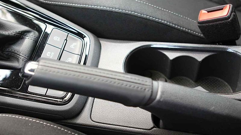 Škoda Scala a Říp v pozadí
