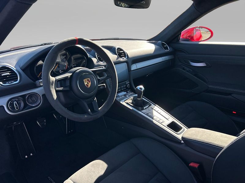 Porsche Cayman 718 GT4 - fotka 16 z 28