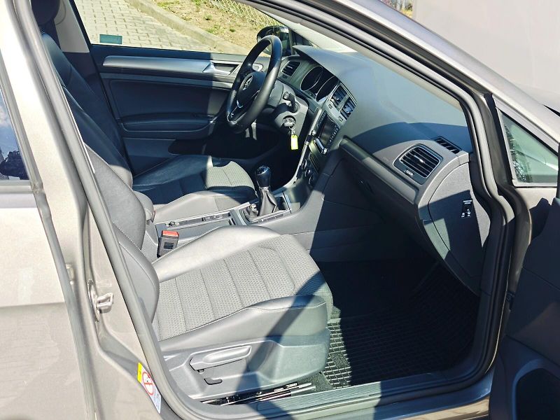 Volkswagen Golf (2014) 1,2 TSI 77 kW Comfortline - fotka 19 z 39