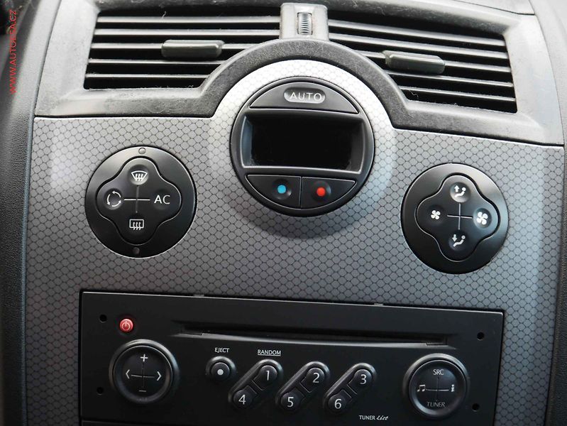 Renault Mégane (2003) 1.6 i, Panorama - fotka 12 z 16