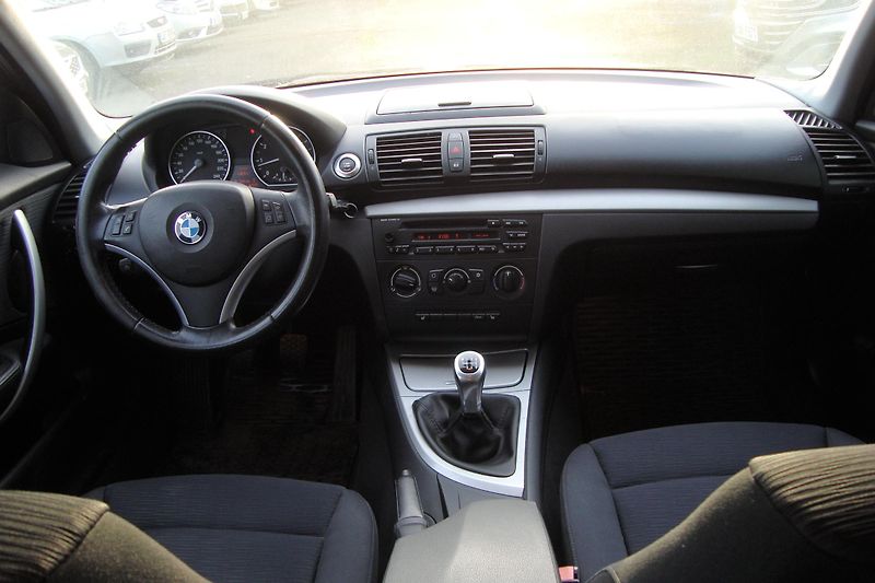 BMW Řada 1 (2007) 2.0 118i - fotka 22 z 56