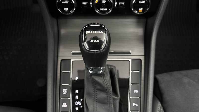 Škoda Superb 2.0 TSI DSG 4x4 Scout Combi - fotka 28 z 36