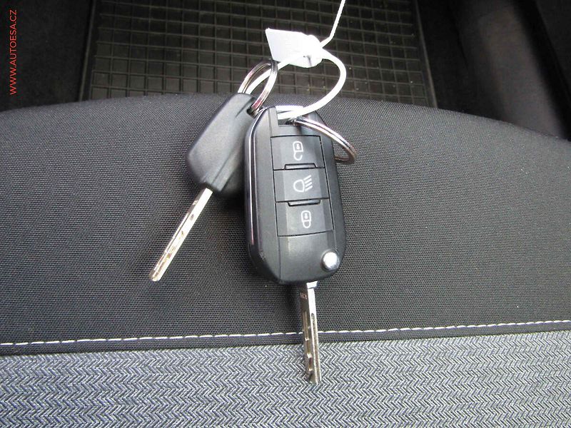 Citroën C4 (2021) 1.2 PT, ČR, servis.kniha, LED - fotka 21 z 22