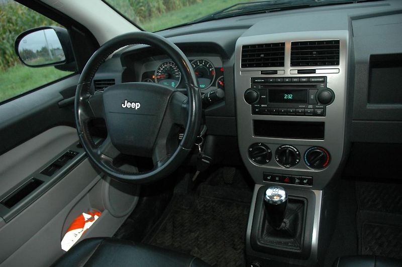 Jeep Compass 2,4  4x4 benzín kuže manual - fotka 10 z 15