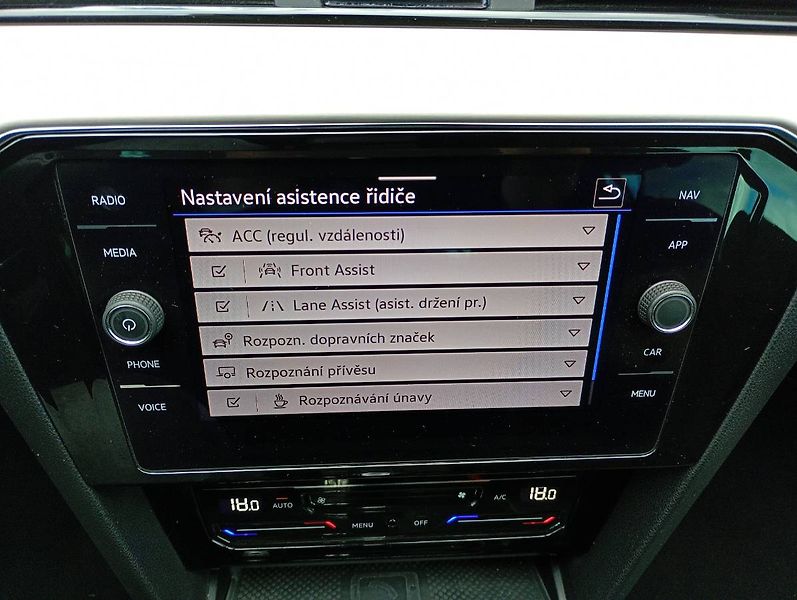 Volkswagen Passat (2021) 2.0 TDI DSG Elegance tažné MAT - fotka 30 z 34