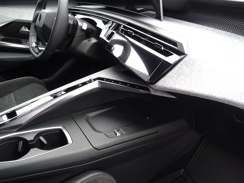 Peugeot 5008 (2024) e-GT 157 kW/210k (Bat. 73kWh) - fotka 37 z 60