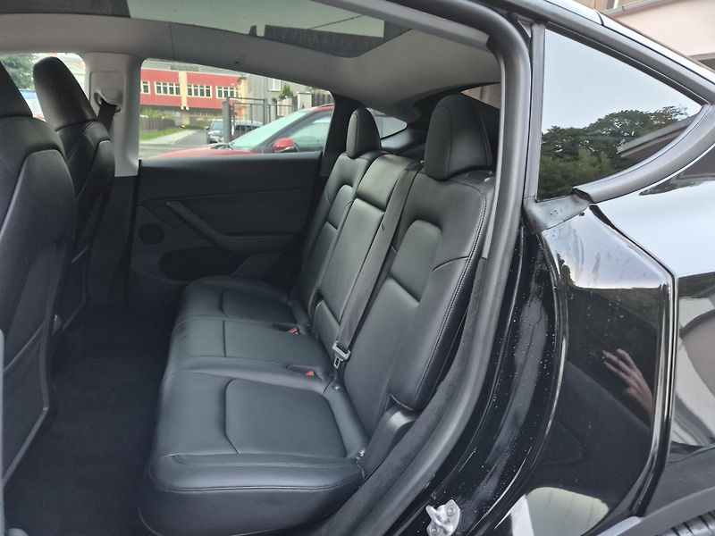 Tesla Model Y RWD 235kw 95,3 % - fotka 43 z 49