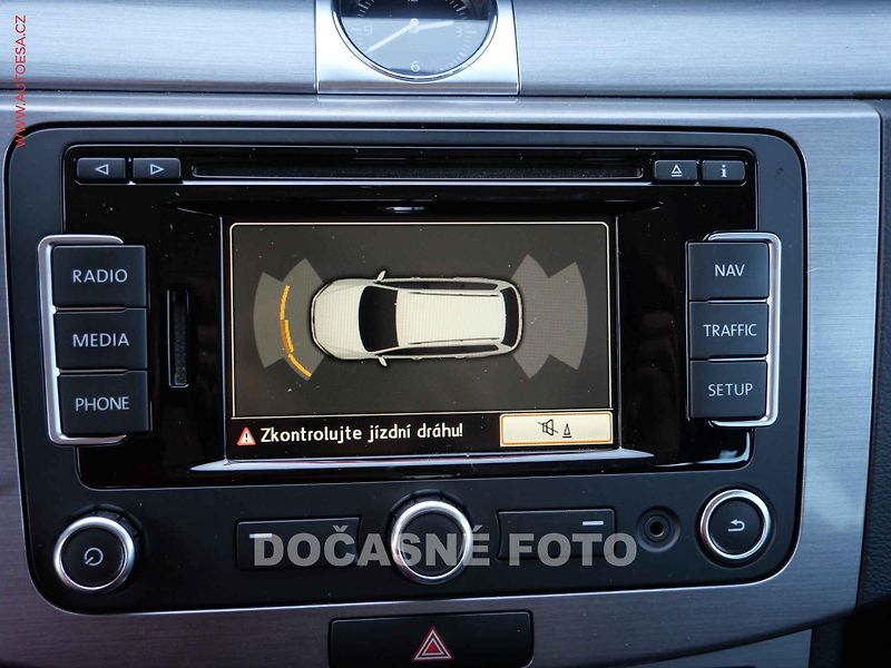 Volkswagen Passat (2014) 2.0 TDi, Navi, xenon - fotka 21 z 23