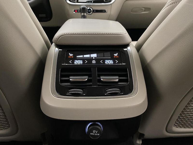 Volvo V60 D4 MOMENTUM AUT - fotka 31 z 47