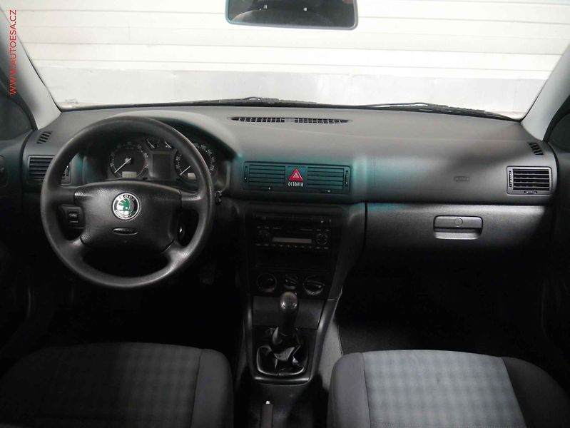 Škoda Octavia (2004) 1.6i, AC, park.asist - fotka 8 z 15