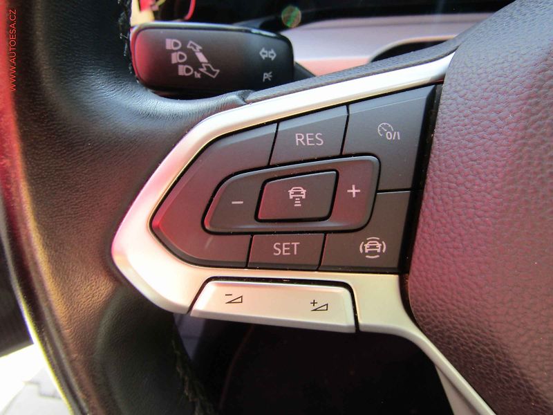 Volkswagen Golf (2021) 1.0TSi, 1.maj, LED, navi - fotka 16 z 17