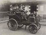 Francouzská automobilová závodnice Camille Crespin du Gast jako první žena dokončila roku 1901 závod na trase Paříž-Berlín.