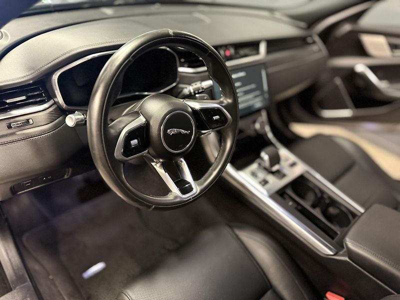 Jaguar XF (2021) 2.0d R-Dynamic, REZERVOVANO - fotka 30 z 56
