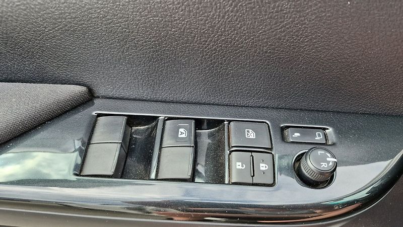 Toyota Hilux Active  2.4L Diesel 6M/T 4x4 - fotka 19 z 23