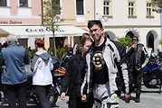 Třeboňské Masarykovo náměstí bylo motorkami doslova našlapané. Stovkám strojů požehnal tamní kaplan Jiří Kalaš.