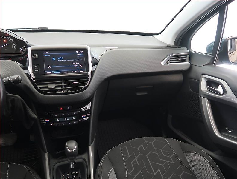 Peugeot 2008 (2017) 1.2 PureTech, Automat, ČR - fotka 8 z 21