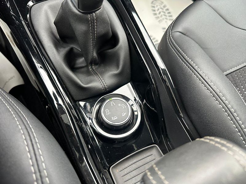 Peugeot 2008 (2016) 1.2T 81kw Allure - fotka 19 z 23