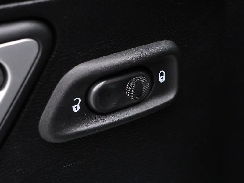Jeep Wrangler 2,8 CRD 147 kW Unlimited Sport - fotka 15 z 33
