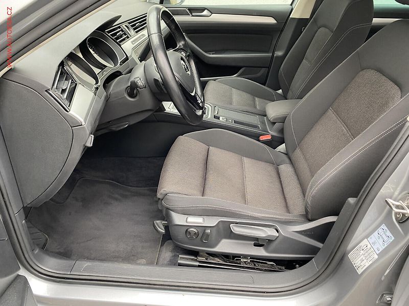 Volkswagen Passat (2018) 2.0 TDi, Comfortline, DSG - fotka 10 z 18