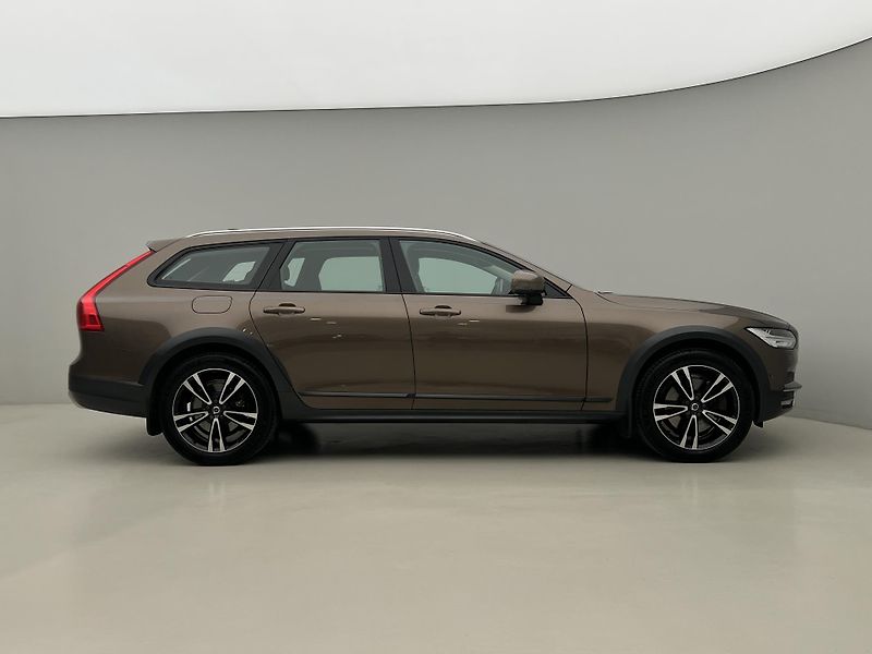 Volvo V90 CC D5 AWD PRO CZ 1. maj. - fotka 9 z 44