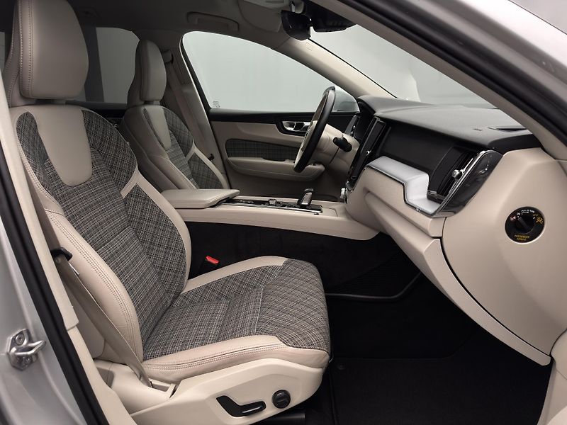 Volvo XC60 B4 AWD MOMENTUM PRO REZERVACE - fotka 23 z 43