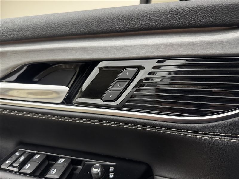 Jeep Wagoneer 5,7 V8 VZDUCH 7-MÍST DPH 360° - fotka 41 z 60