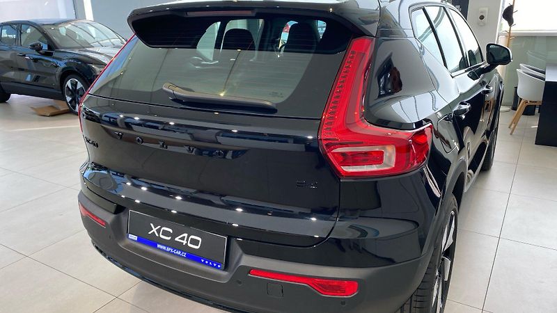 Volvo XC40 (2026) PLUS BLACK EDITION, B4 FWD, 14 - fotka 5 z 14