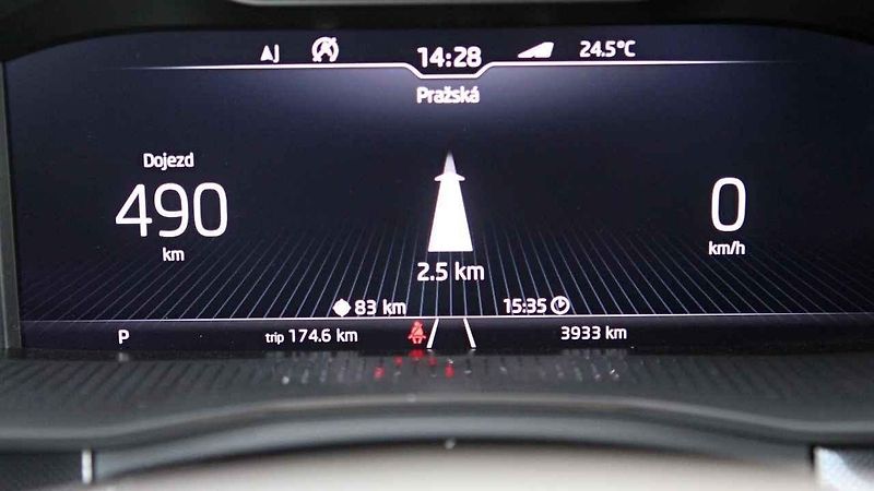 Škoda Scala a Říp v pozadí