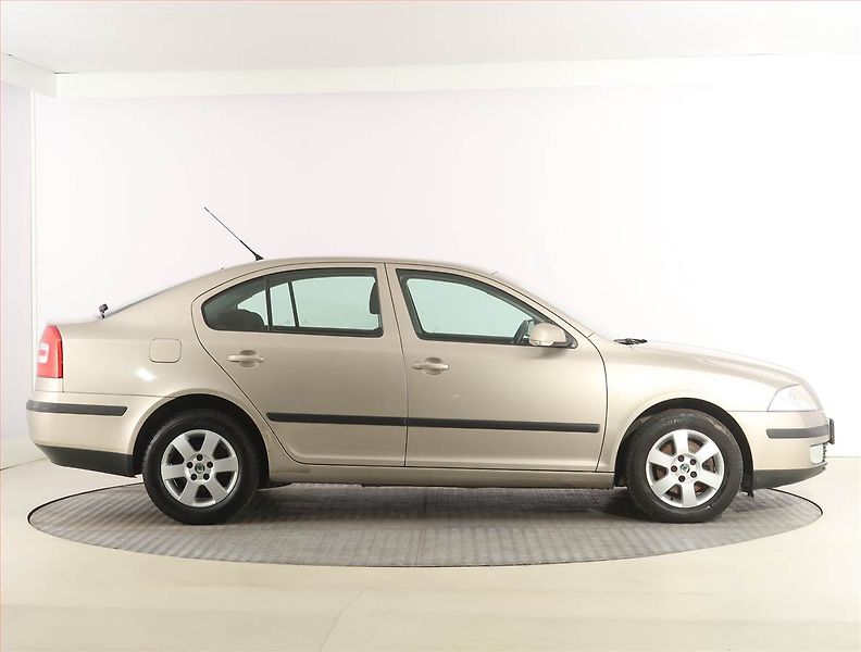 Škoda Octavia (2005) 2.0 TDI, Tempomat - fotka 6 z 19