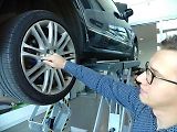 Jakub Tobiasz z Auto Opat ukazuje brzdové chlazení.