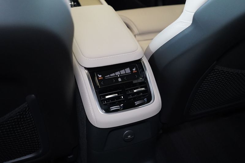 Volvo XC90 T8 PLUS Dark, Vzduch,Ventilace - fotka 42 z 46