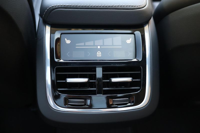 Volvo XC60 (2023) B5 AWD - fotka 17 z 23