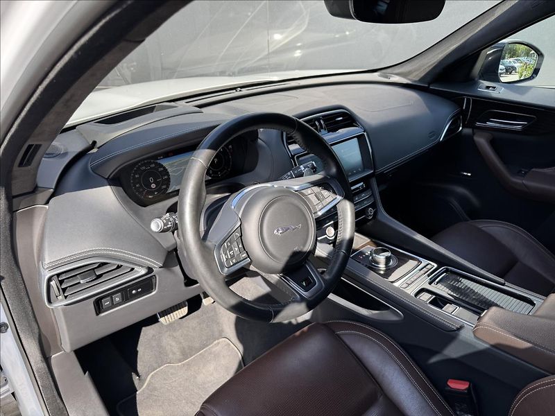Jaguar F-Pace 3,0 30d V6 AWD S AT DPH - fotka 9 z 33
