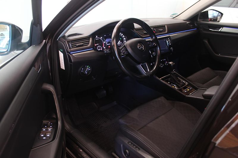 Škoda Superb (2015) 2.0TDI DSG STYLE+ Navi LED - fotka 15 z 43