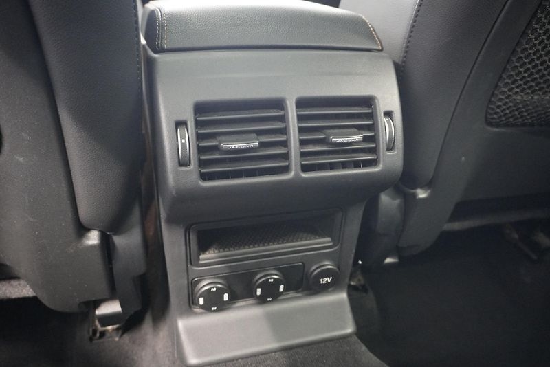 Jaguar F-Pace 3.0D 221 kW 4x4 AUTOMAT 8st. - fotka 26 z 36