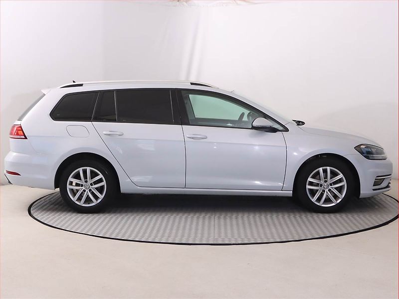 Volkswagen Golf (2018) 1.6 TDI, Automat, Serv.kniha - fotka 6 z 21