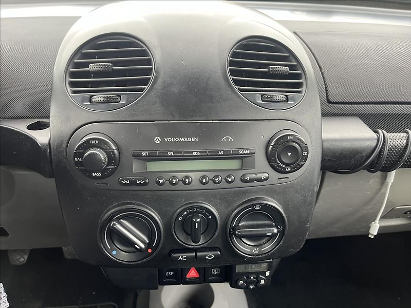Volkswagen New Beetle 1,6 i STK 4/2028 EKO ZAPLACENO - fotka 13 z 28