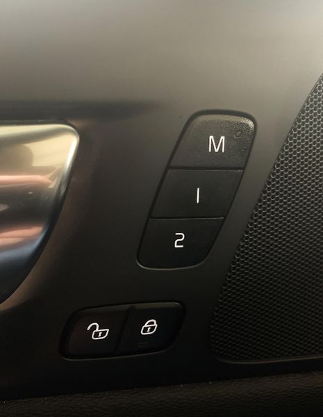 Volvo V60 RECHARGE T6, AWD PLUS DARK ČR - fotka 27 z 42
