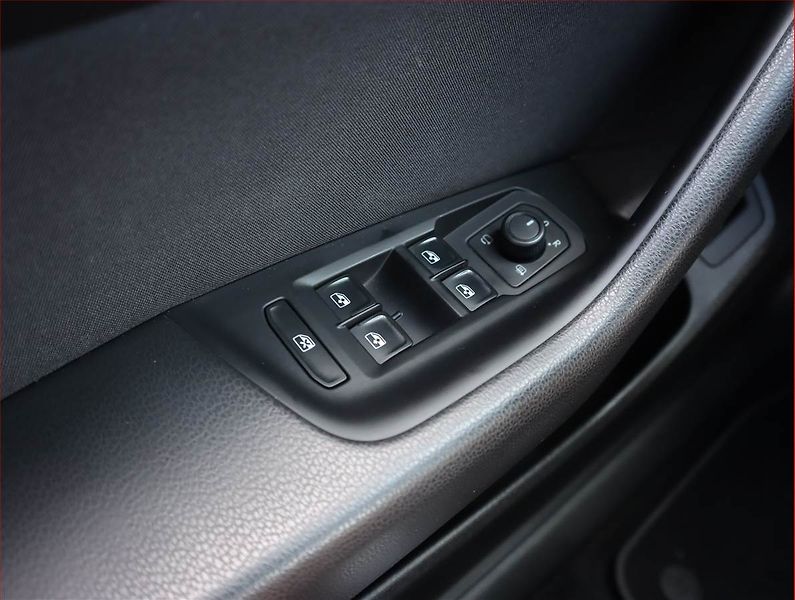 Volkswagen Passat (2023) 2.0 TDI - fotka 17 z 20