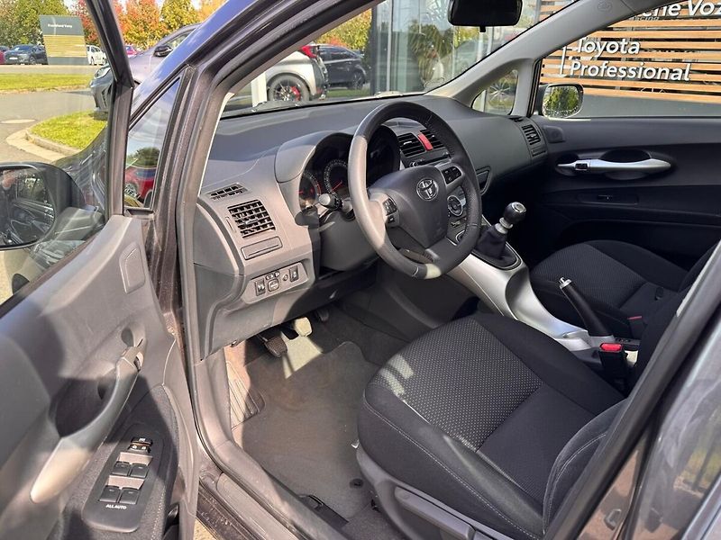 Toyota Auris 1.6 - fotka 9 z 13