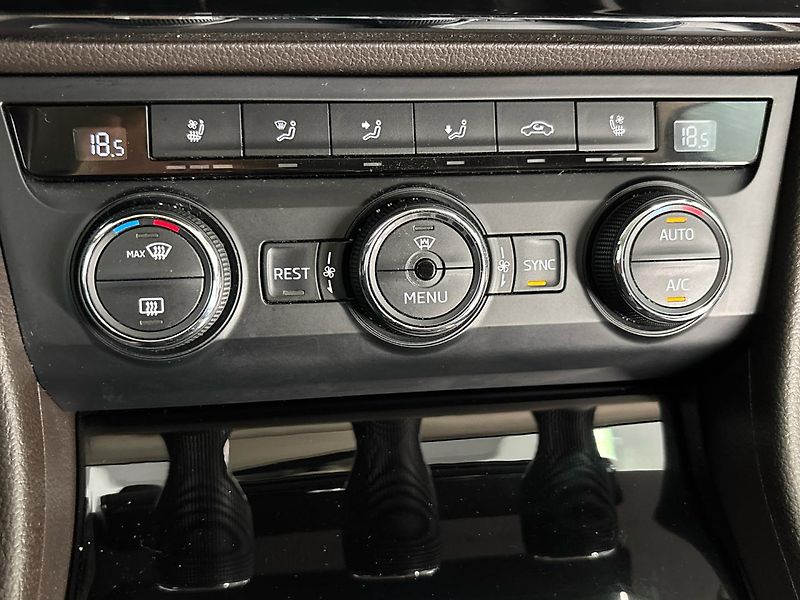 Škoda Superb Laurin & Klement 4x4 DSG - fotka 20 z 32