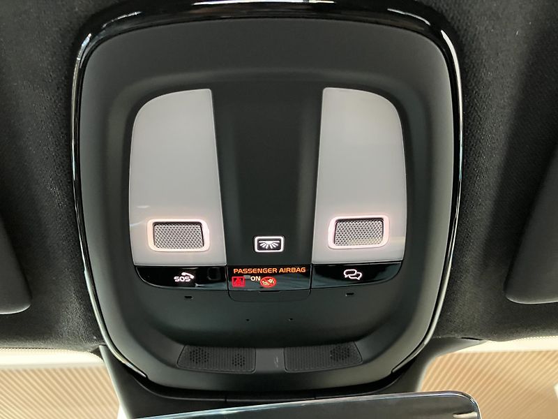 Volvo XC40 B3 FWD Plus Dark AT7  - fotka 37 z 38