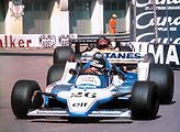 Jacques_Laffite s monopostem Ligier JS11 při Grand Prix Monaka v roce 1979.
