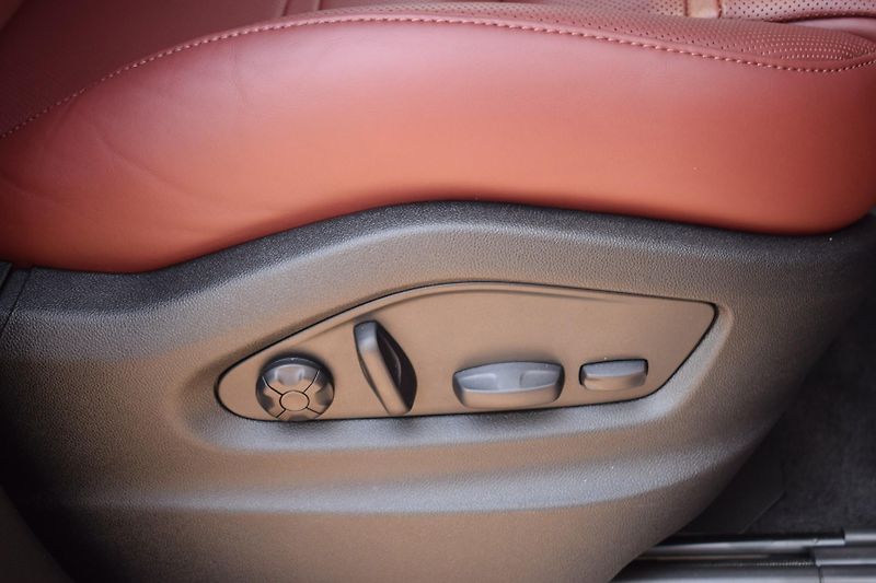 Porsche Cayenne (2026) KeyLess/SoftClose/Pano - fotka 50 z 52