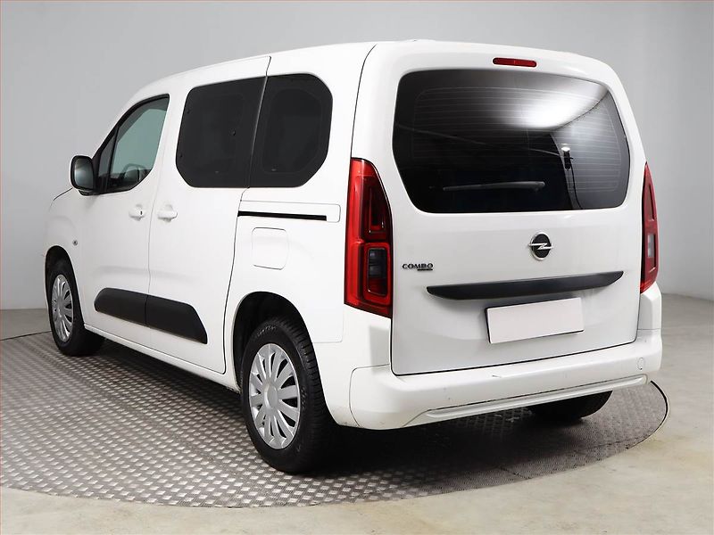 Opel Combo (2019) Enjoy 1.2 Turbo, 5Míst, ČR - fotka 4 z 13