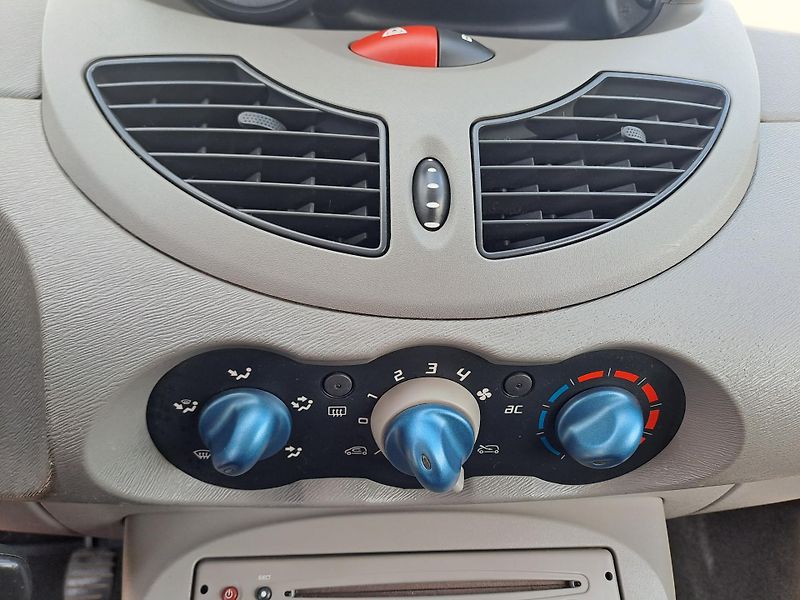 Renault Twingo 1.2 2 x KOLA, KLIMA - fotka 18 z 21