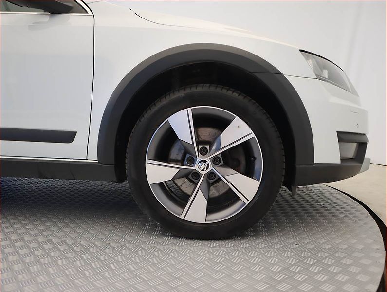 Škoda Octavia (2015) Scout 2.0 TDI, 4X4, Automat - fotka 15 z 19