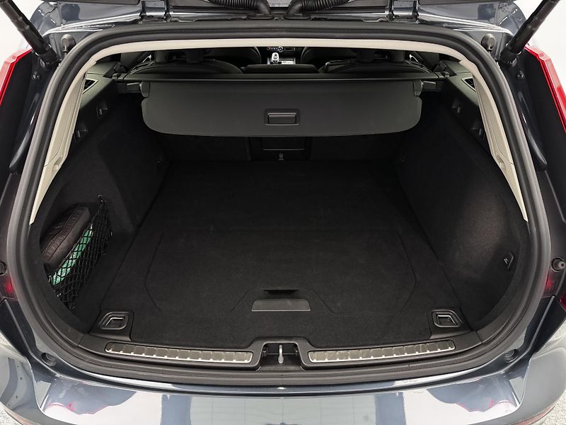 Volvo V60 B4 DARK PLUS AUT  - fotka 5 z 49