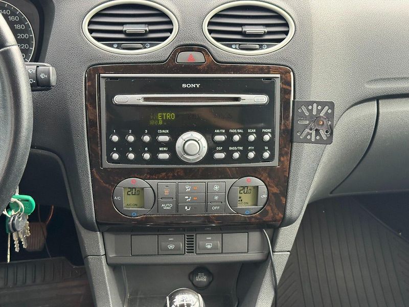 Ford Focus (2007) Ghia 2.0i 107kW - fotka 19 z 30