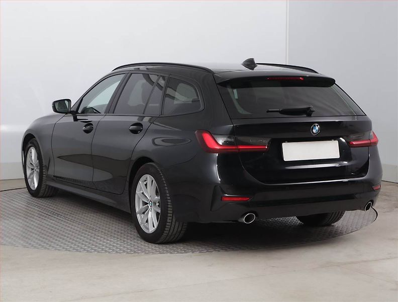 BMW Řada 3 (2022) Advantage 320 d, Automat - fotka 4 z 22